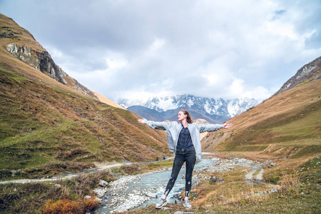 美丽的女孩在斯瓦涅提山背景下，舒哈拉山放松，同时旅行。