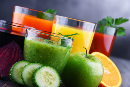 带有新鲜有机蔬菜和果汁的玻璃杯。 排毒饮食