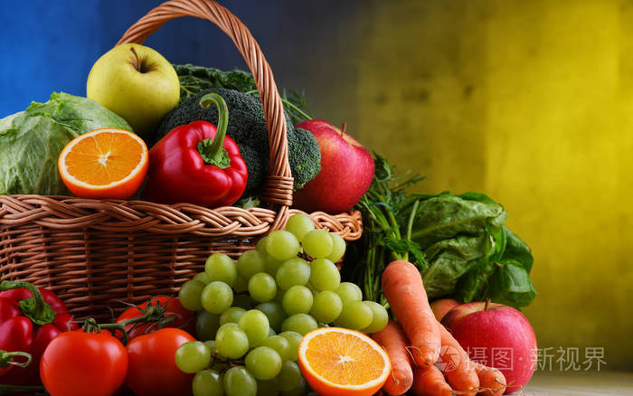 柳条篮子里的新鲜有机水果和蔬菜。