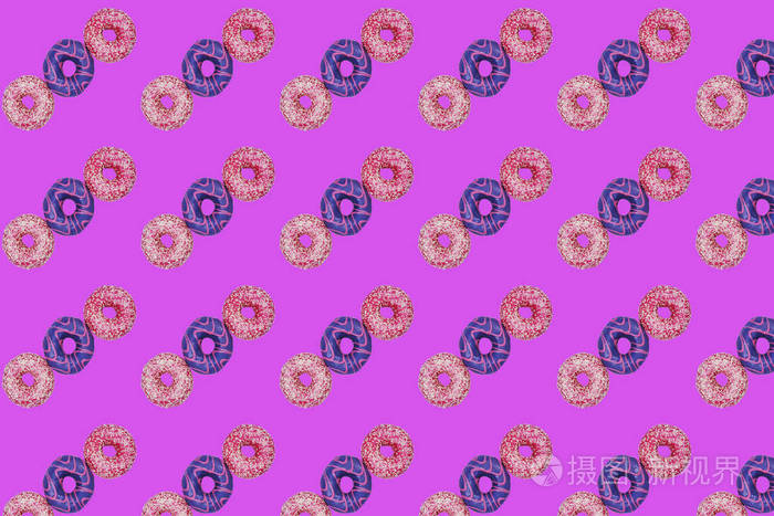 三个甜蜜和美味的粉红色和紫色甜甜圈与玻璃和霜作为一个图案的丁香