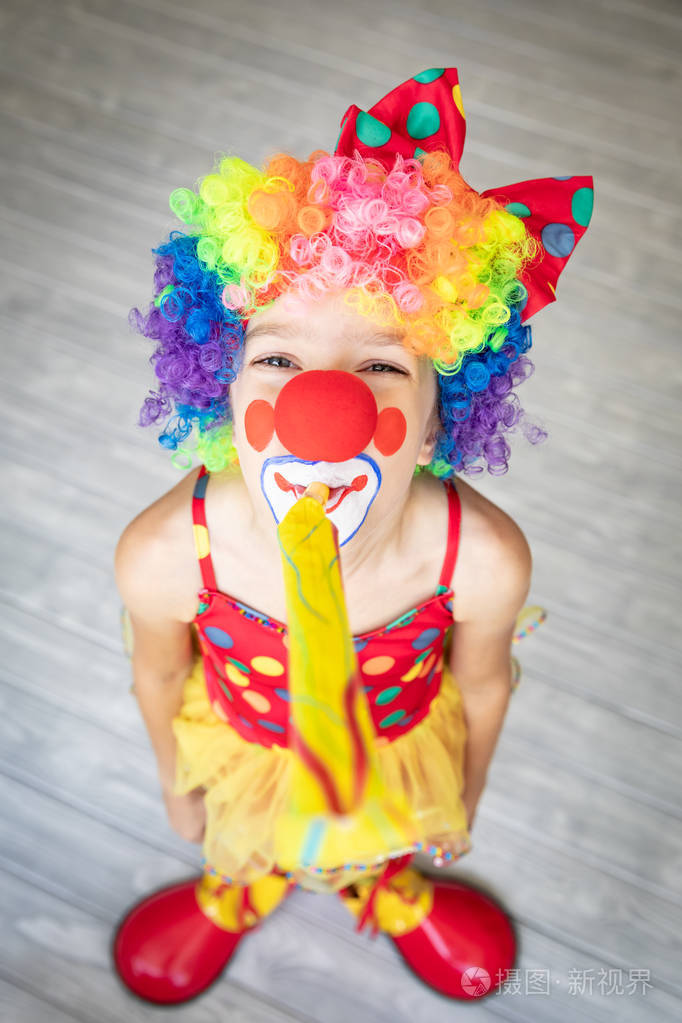 滑稽小孩小丑在家玩四月愚人节概念