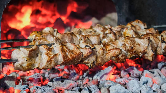 烤肉，多汁的烤肉串烧烤在烤架上慢动作