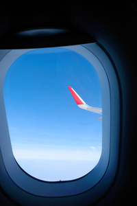 飞机窗户和蓝天