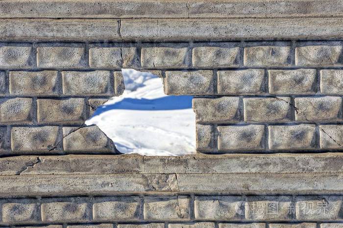 一个灰色的栅栏混凝土墙上有裂缝的大洞照片-正版商用图片1739p7-摄图