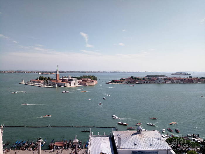 从高蓝色天空之上的威尼斯运河视图