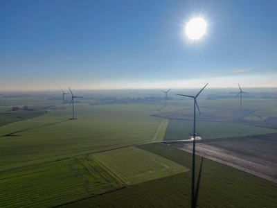 风轮机和农田的鸟瞰美丽的蓝色冬日能源生产与清洁和可再生能源空中拍摄模拟图像风格