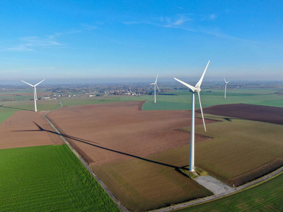 风轮机和农田的鸟瞰美丽的蓝色冬日能源生产与清洁和可再生能源空中拍摄模拟图像风格