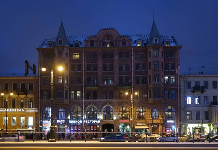 圣彼得堡利戈夫斯基前景的冬夜和新艺术风格公寓建筑