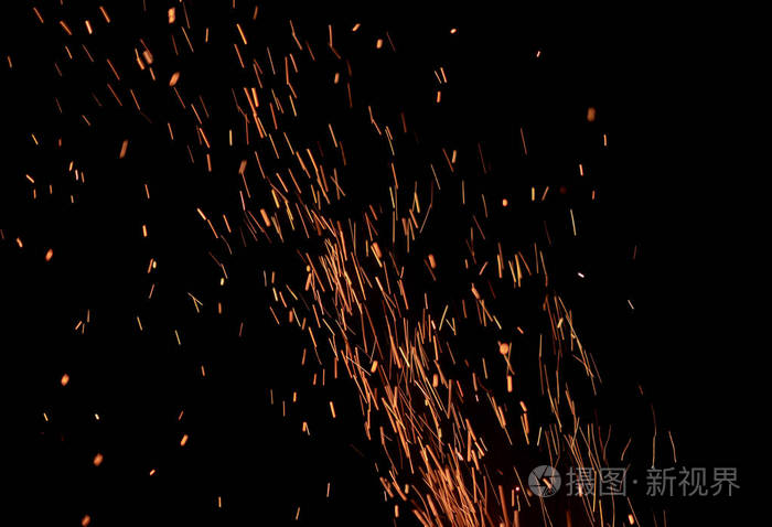 火花从黑色背景上隔离的火焰中飞得很高