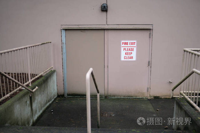 有安全出口的企业的米色后门请保持清楚的标志