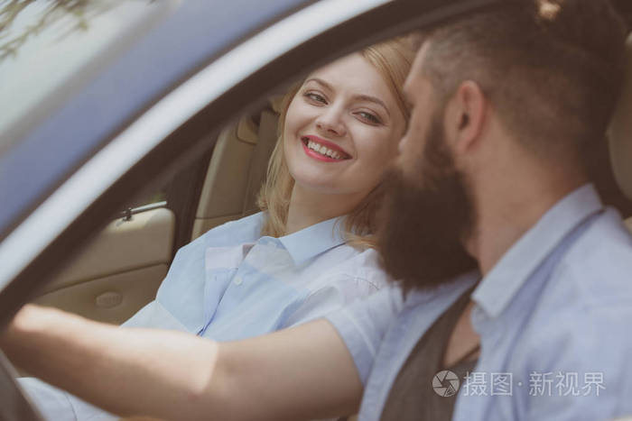 带着胡子的男人和性感的女人开车.利用可持续交通实现零污染