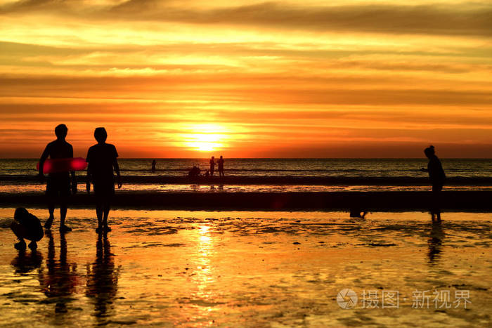 日落在海滩上的剪影.
