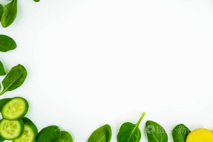 新鲜绿叶菠菜, 黄瓜片和生姜在白色背景上分离.