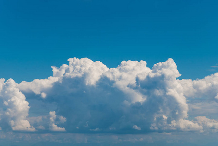 蓝蓝的天空，白云背景