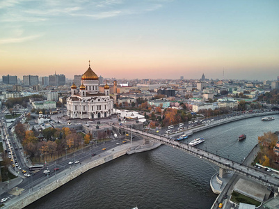 莫斯科基督大教堂日落视图俄罗斯莫斯科救世主。 莫斯科河和俄罗斯莫斯科的父权制桥梁。 空中景色