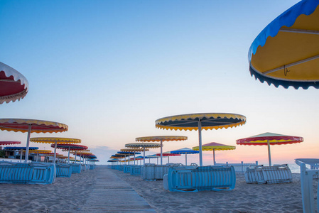 海滩上阳光下五颜六色的雨伞图片