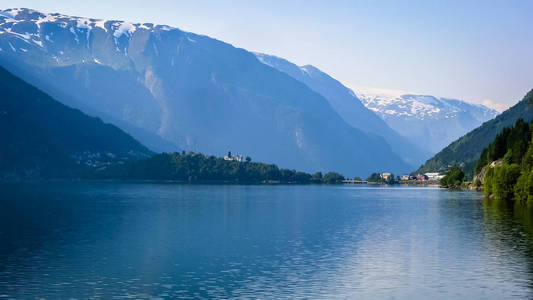 去挪威旅行。 高山河流湖泊山谷