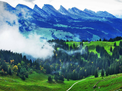 瑞士圣加仑丘尔弗林山脉各州高山峰的全景