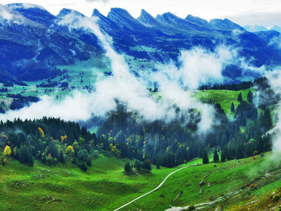 瑞士圣加仑丘尔弗林山脉各州高山峰的全景