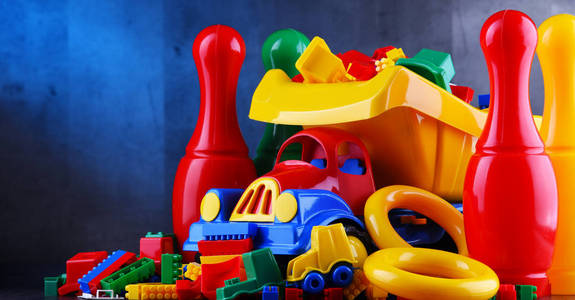 构图与彩色塑料儿童玩具。