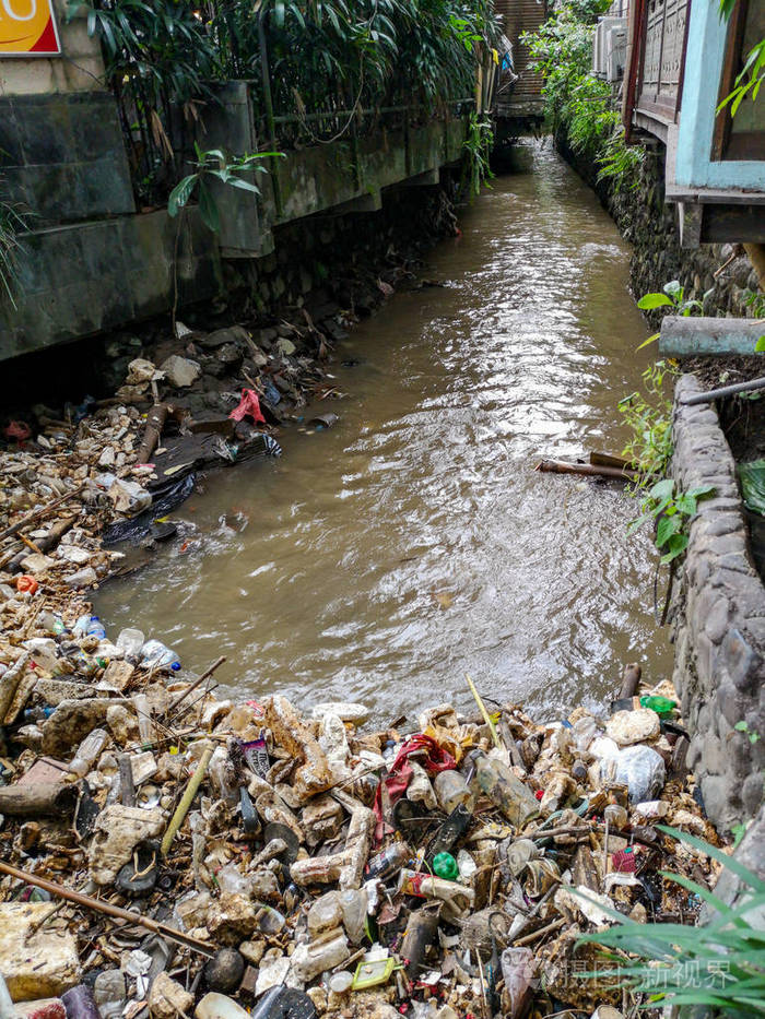 在印度尼西亚巴厘岛乌布市的一条河流中漂浮着垃圾照片-正版商用图片