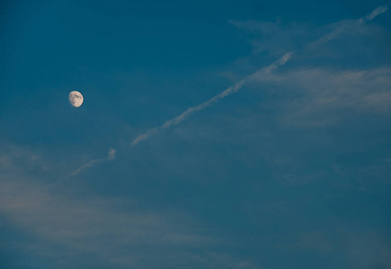 夜空中有白色的月亮和云彩