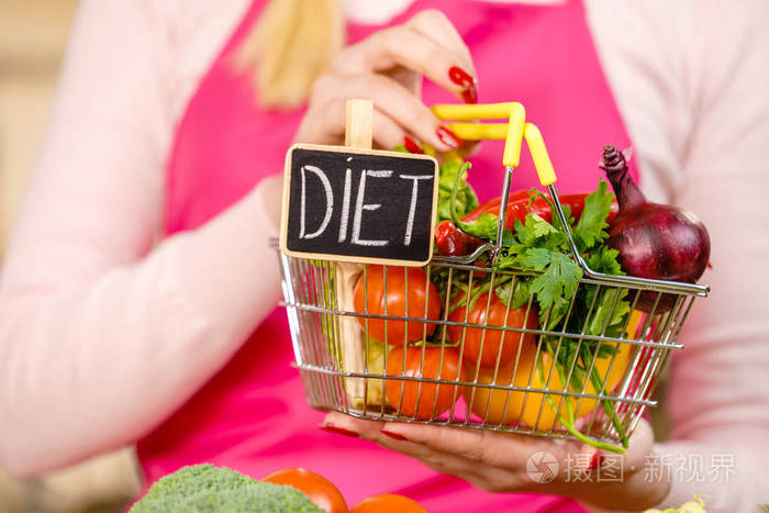带有饮食标志和许多五颜六色的蔬菜的购物篮。 健康饮食生活方式素食。