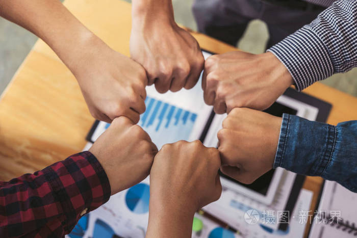 团队合作的同事装配业务团队联合把拳头放在一起作为一个连接会议团队