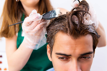 女理发师对男人头发涂染的方法