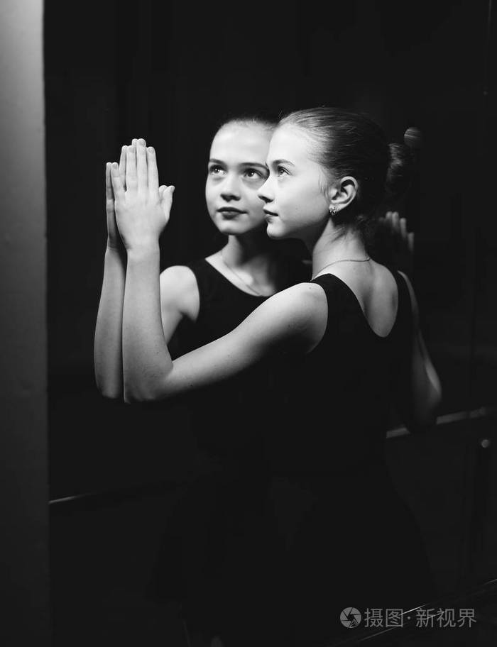 年轻的芭蕾舞演员在镜子前和她的改装照片-正版商用图片173hig-摄图