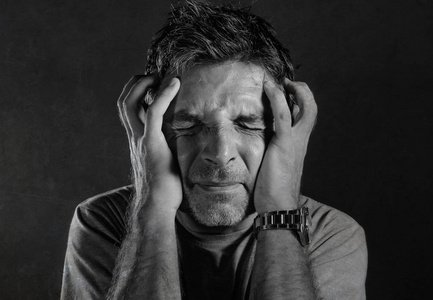 的肖像30到40岁绝望和沮丧的男人在痛苦,痛苦,焦虑和抑郁问题,抱着头