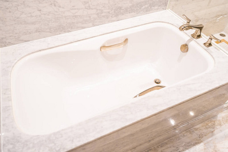 漂亮的豪华白色浴缸和水龙头装饰浴室内部