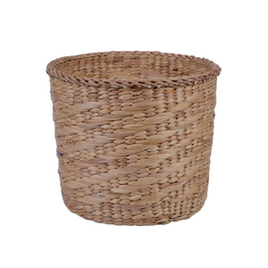 手工编织篮作为工艺生产的白色背景。