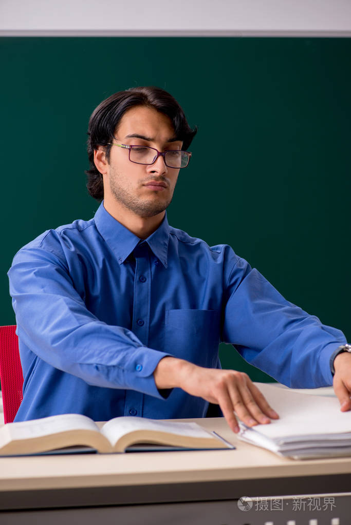 黑板前的年轻男教师