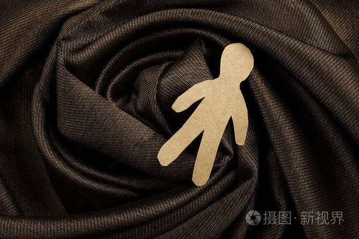人的形状在视野中从纸上剪下来