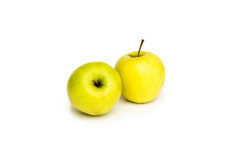 黄色的苹果。切开了。在白色背景上。健康的饮食。