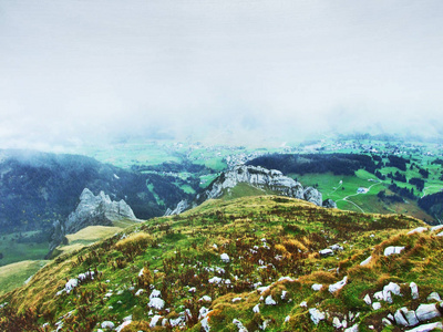 瑞士圣加伦州阿尔普斯坦山脉WildhuserSchofberg山顶的不切实际的看法