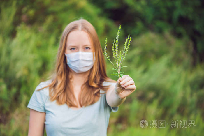 由于对豚草过敏的医用口罩的年轻女子