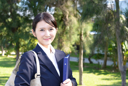 公园里微笑的女人