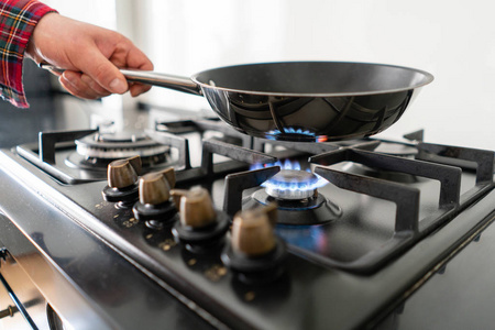特写镜头的蓝色火从国内厨房炉灶。燃气灶与燃烧的火焰丙烷气体