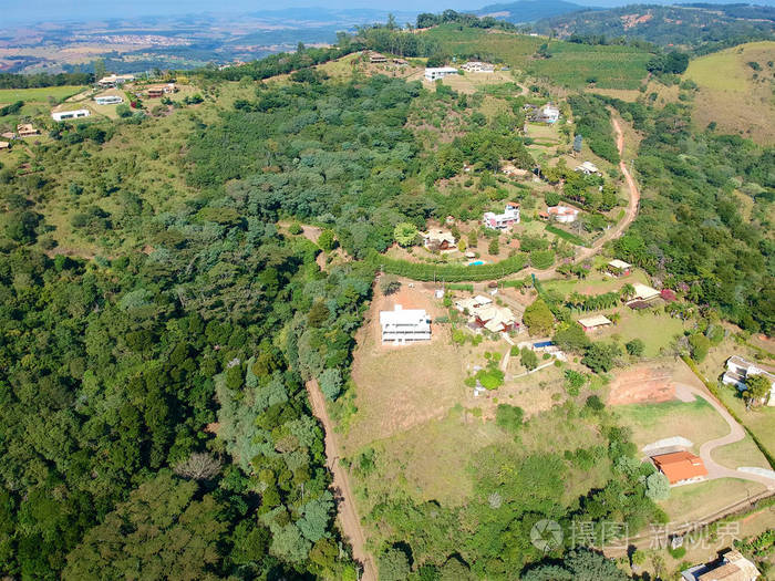 热带国家山地森林绿色自然景观.鸟瞰森林砍伐,为农田和别墅让路.