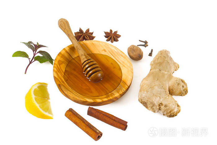 新鲜蜂蜜和香料在白色上分离