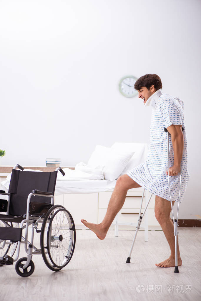 在医院坐在轮椅上的年轻帅哥