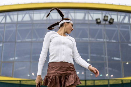 打网球的年轻女人