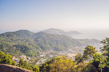 泰国普吉岛查龙湾和城市海的高角度景观美景