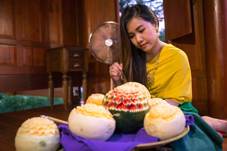 泰国女人穿着雨伞的传统风格图片