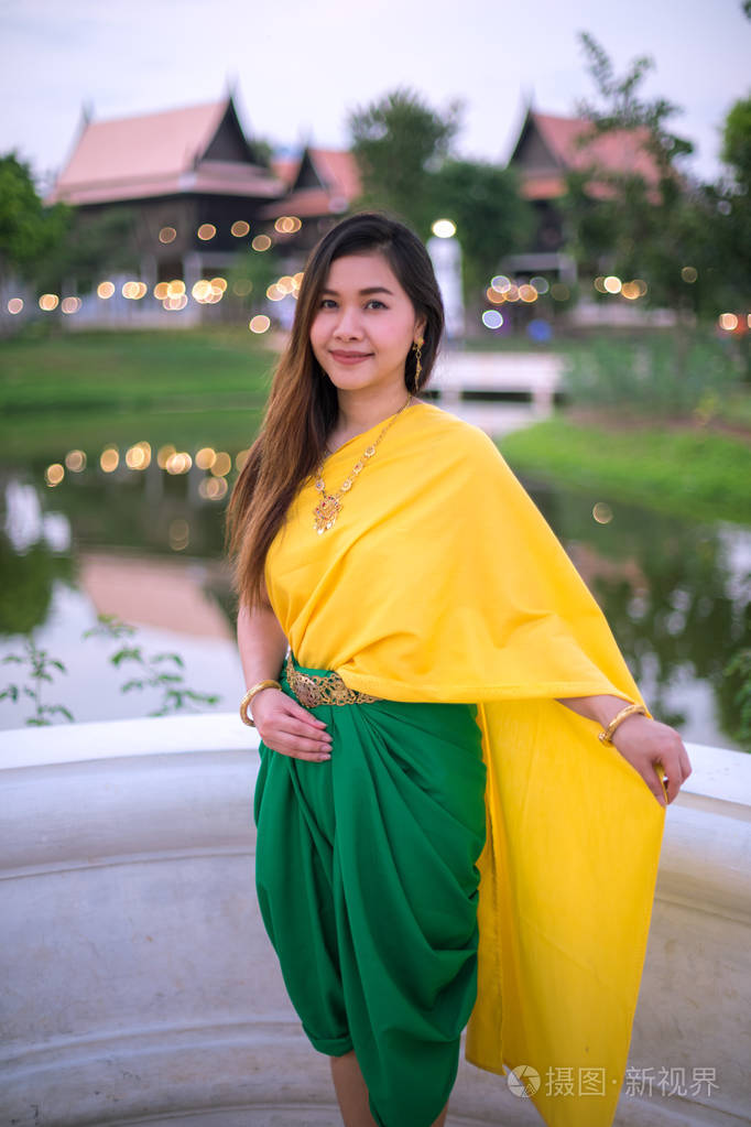 泰国女人穿着雨伞的传统风格