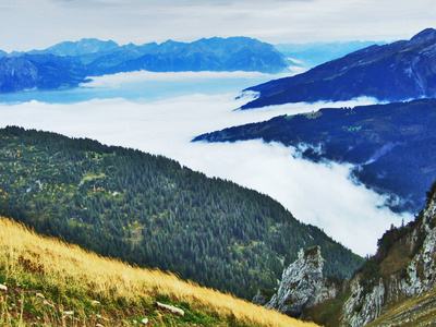 来自瑞士圣加伦阿尔泼斯坦山脉的wildhuserschofberg山顶的不切实际的观点