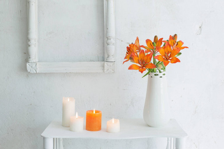 白色背景上的花和蜡烛