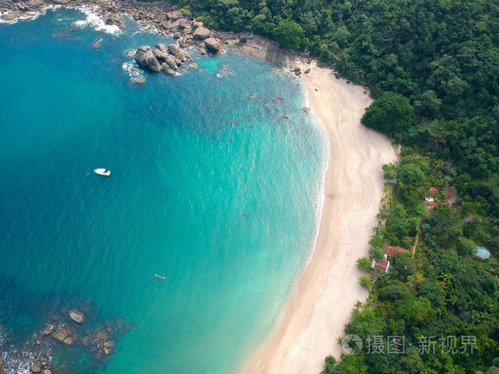 鸟瞰一个惊人的白色沙滩与绿松石水在热带国家. 令人惊叹的热带沙滩顶
